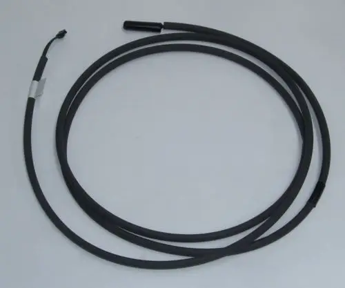 Schwarzes Kabel mit zwei Adern, das für einen Sensor verwendet werden kann, möglicherweise für eine Daikin Klimaanlage oder Heizsystem.